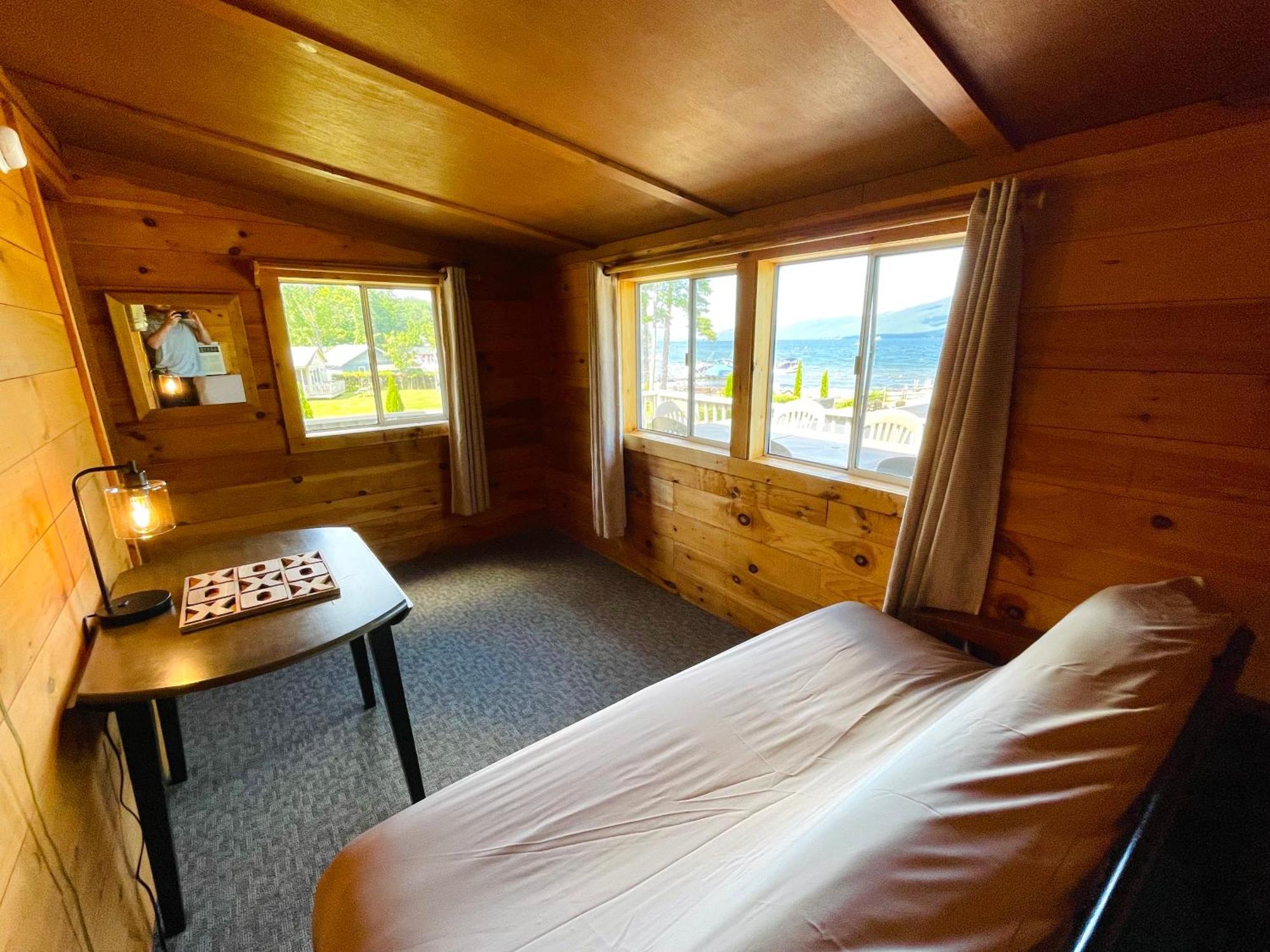 Waters Edge Lodge Lake George Buitenkant foto