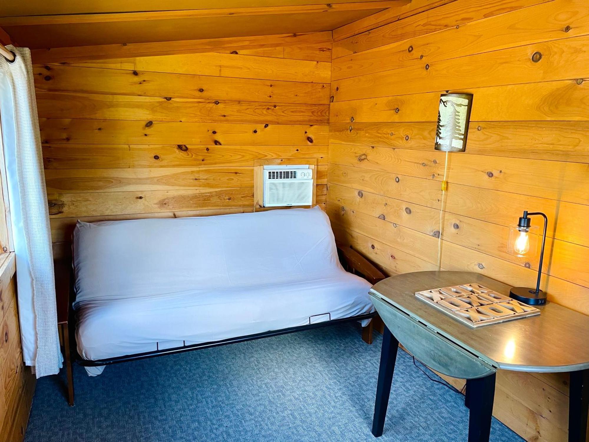Waters Edge Lodge Lake George Buitenkant foto