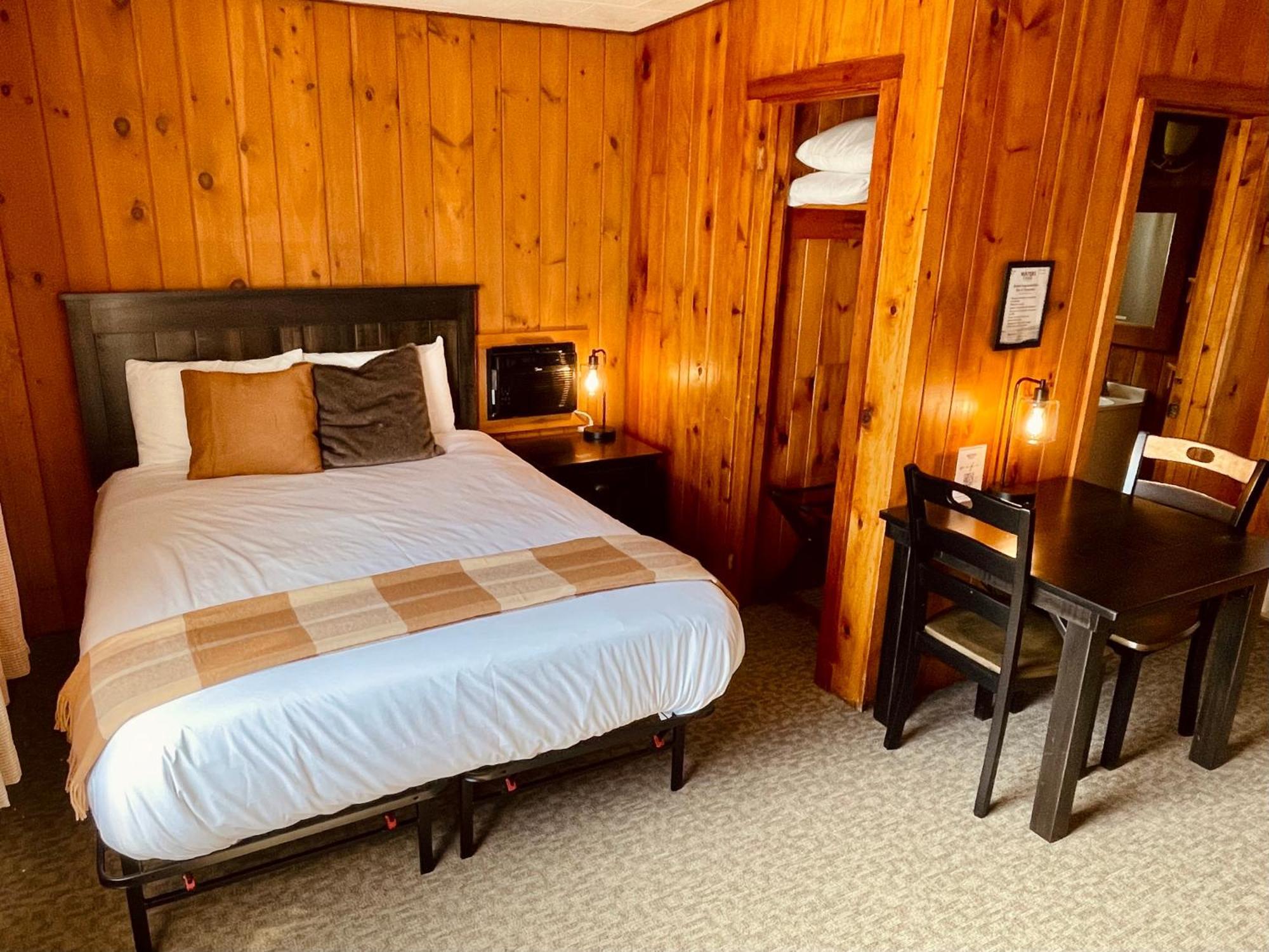 Waters Edge Lodge Lake George Buitenkant foto