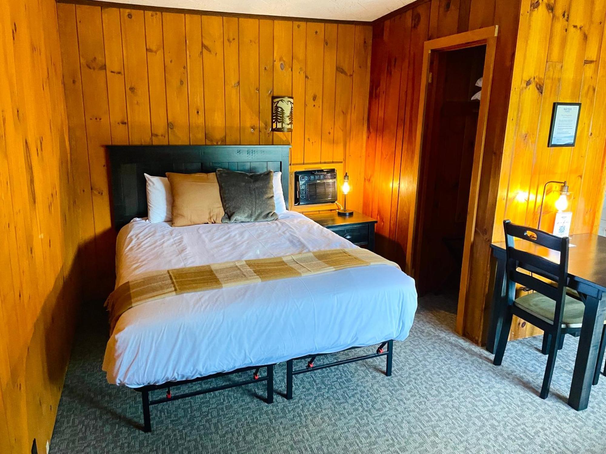 Waters Edge Lodge Lake George Buitenkant foto