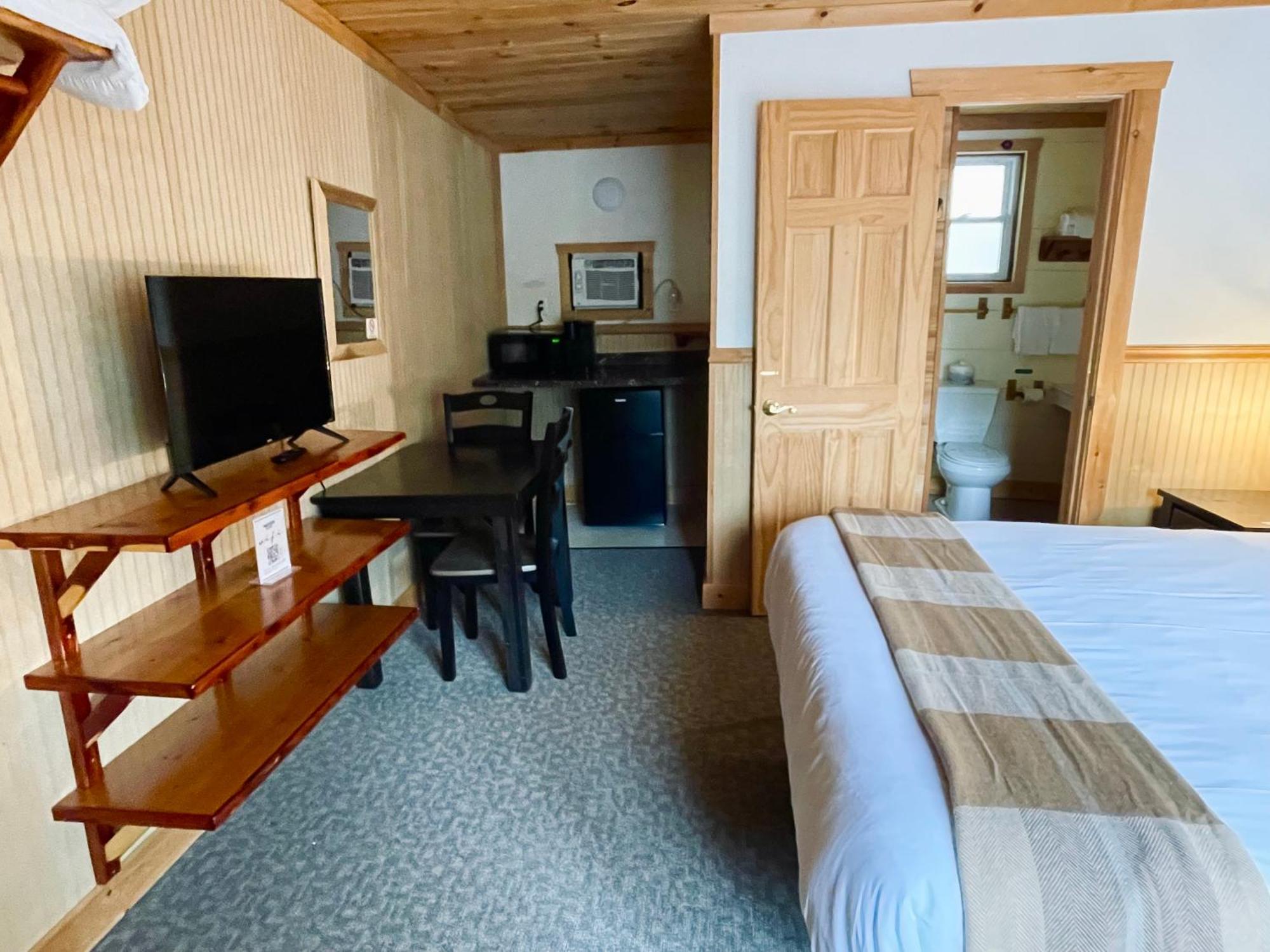 Waters Edge Lodge Lake George Buitenkant foto
