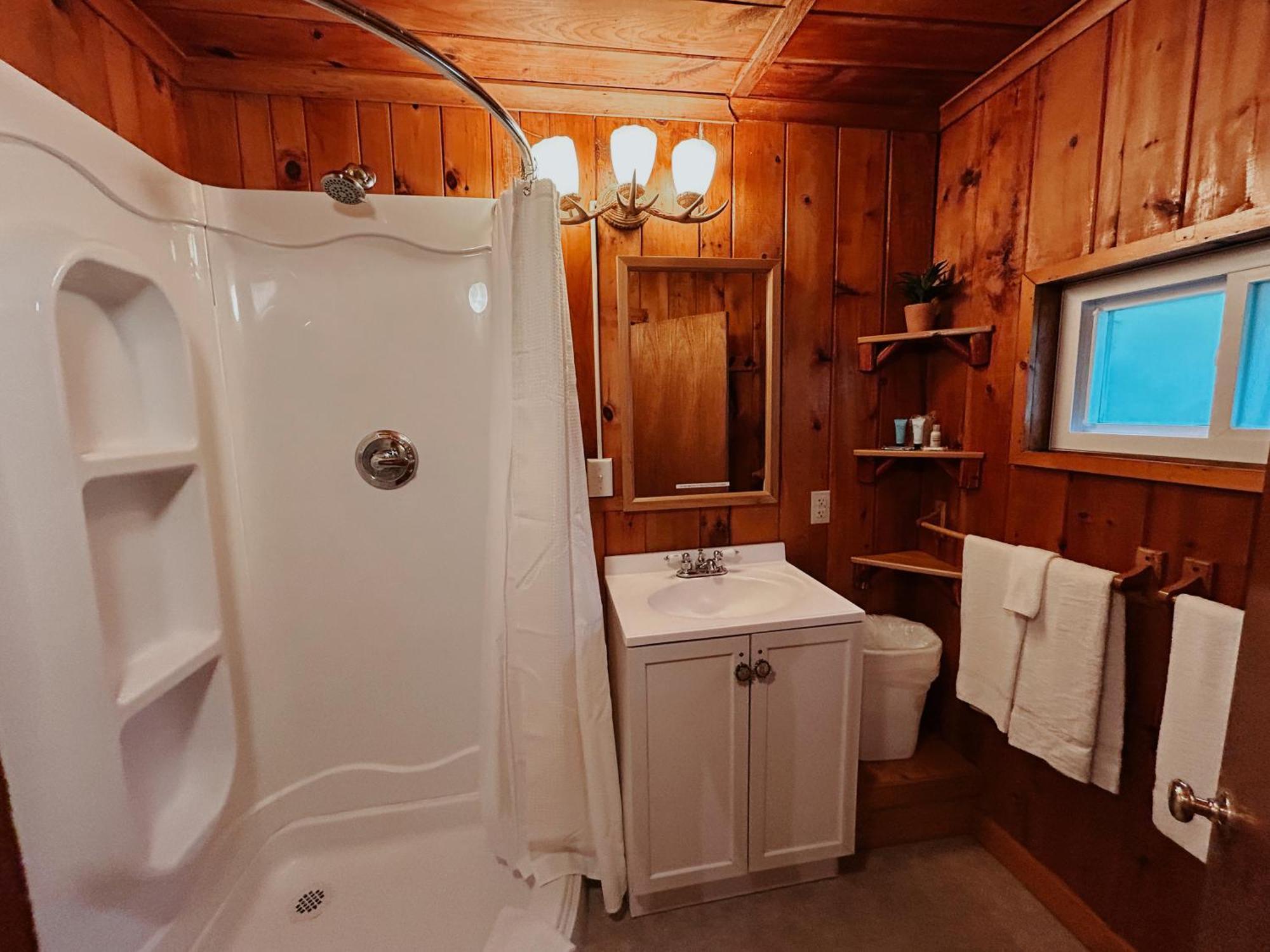 Waters Edge Lodge Lake George Buitenkant foto