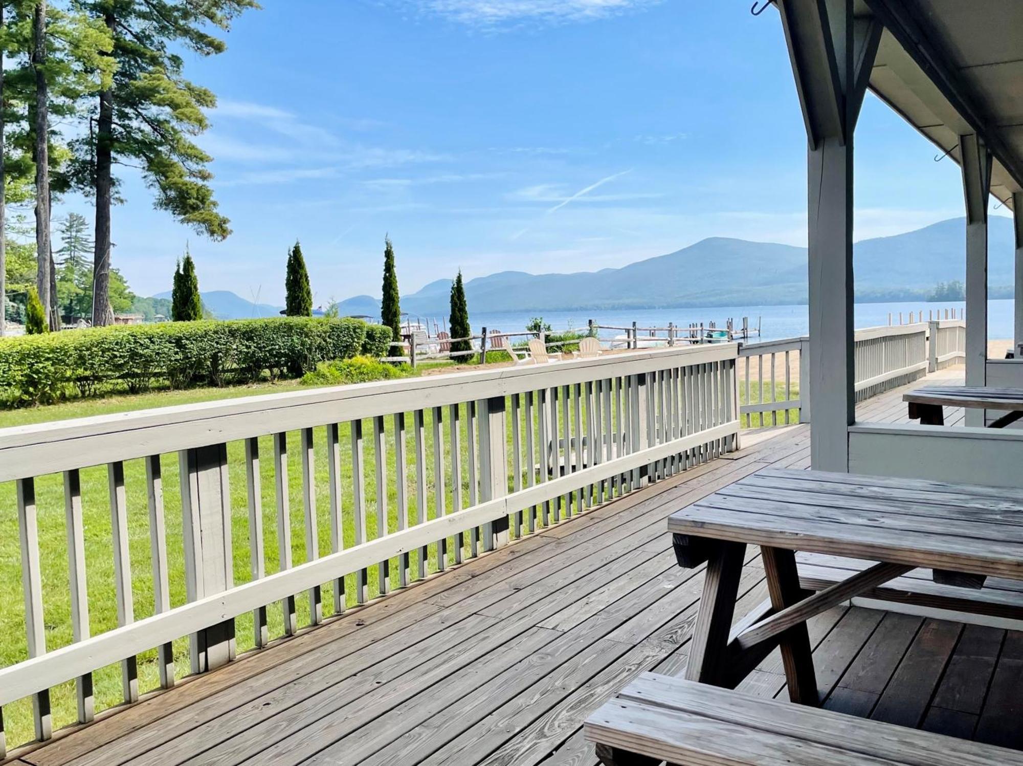 Waters Edge Lodge Lake George Buitenkant foto